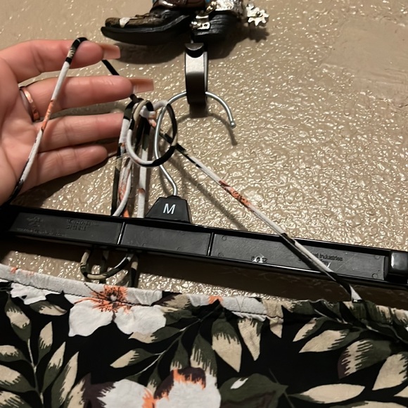 Crop top with halter tie - Picture 2 of 3